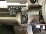 足元スッキリ、インパネシフトです。パーキングブレーキはフットブレーキタイプなので、運転席と助手席の間がスッキリしています。