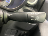 【オートライト】周りの明るさに応じて自動でヘッドライトの点灯・消灯ができる機能です!ライトの付け忘れ・消し忘れなどが無くなり、雨の日や夕方の走行も安心!トンネル通過時も便利ですね♪