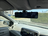電動のルームミラーで見やすく運転中も安心です