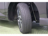 タイヤサイズ 165/65R14。 スタイリッシュなデザインの純正アルミホイールを装着しています。