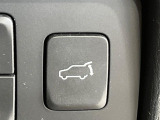 【パワーバックドア】スマートキーや運転席のボタンを押すだけでリアゲートが自動で開閉します!荷物を持っている時や、高い位置にあるバックドアを閉める際に便利な機能です♪