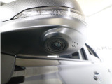 助手席側で見えにくい左前方の映像を、車内のマルチファンクションディスプレイに映し出します。前方への駐車や左寄せ、狭い道でのすれ違いなど、さまざまなシーンで安心して運転できる便利な機能です。