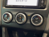 【左右独立型フルオートエアコン】運転席と助手席でそれぞれお好みの温度に設定可能。同乗者にも配慮した、快適な空調をお届け致します。