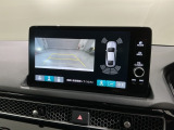 リバースギアに入れるだけで後方の表示へ切り替わります。夜間や雨の日の駐車も楽になりますよ。