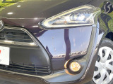 【LEDヘッドライト】悪天候や夜間走行時も良好な視界を確保し安心して運転できる高輝度LEDヘッドライトを装備!点灯速度が早く、消費電力も抑えられています。