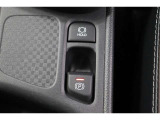 「HOLD」スイッチを押し、システムONの状態にしておくことで、渋滞や信号待ちなどでブレーキを踏んで停車した時にブレーキを保持。アクセルを踏むと解除されます。