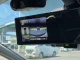 アラウンドビューモニターの映像はルームミラーに内蔵のモニターでも確認できます。