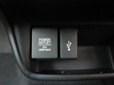 【POWEROUTLET】12V電源ソケットを設置しております。周辺機器の充電にご利用頂けます。便利なUSBジャックも付いています。