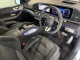 メルセデスのシートは、少し硬めに出来ておりますので、長時間の運転でも疲れにくく、安全にドライビングをお楽しみ頂けます