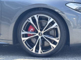 Audiは多様なホイールデザインを提供しており、スポークの形状やサイズ、仕上げ(ポリッシュド、マット、ブラックなど)によって選択肢が豊富です。