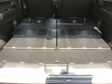 後部のシートを倒すとこんなに広々空間が!大きなお荷物を乗せる時でも心配ありません!