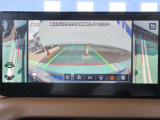 ディスプレイ画面にアラウンドビュ-モニタ-の映像を映し出しています。  狭い場所での車庫入れをサポ-トしてくれる便利アイテムです。