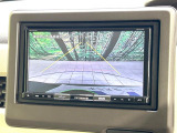 【バックカメラ】駐車時に後方がリアルタイム映像で確認できます。大型商業施設や立体駐車場での駐車時や、夜間のバック時に大活躍!運転スキルに関わらず、今や必須となった装備のひとつです!