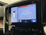 後方の見える安心をお届けするバックガイドモニター付:バックするときのアシストラインもあって楽々バック!車庫入れや縦列駐車をサポートし、苦手な駐車も安心です!今やもう手放せない装備ですネ♪