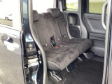 スライドドアだから、隣の車との距離が近い駐車場でも安心。チャイルドシートへの乗せ降ろしや、大きな荷物の積み込みもストレスなく行えます。