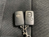 ドアの開閉時、両手が荷物で塞がっている時はキーレスでのカギの解除が大変ですよね。スマートキーはポケットやバッグに入れておけば、ノブに触れただけでロックの解除が可能です。とても便利な機能です。