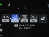 サポカーSとは、緊急ブレーキに加えて、高齢者に多いと言われている踏み間違い事故防止をサポートする機能です。詳しくは販売店スタッフまでお尋ね下さい。