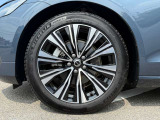 5マルチスポーク 8.0J&times;18インチ ダイヤモンドカット/ブラック 235/45R18サイズのミシュランを装着 ラグジュアリーな足元を演出します。
