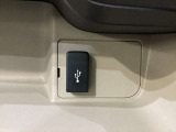 アクセサリーソケットはUSBのアダプターなどをつければ、スマホの充電にも使えます。周辺には物が置けるボックスがついています。