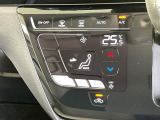 【オートエアコン】一度お好みの温度に設定すれば、車内の温度を検知し風量や温度を自動で調整。暑い&hellip;寒い&hellip;と何度もスイッチ操作をする必要はありません。快適な車内空間には必須の機能ですね♪