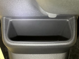 足元部分にはちょっとした小物を入れるのに便利な収納BOXもあります。