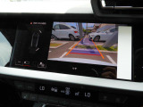 バックカメラを装備し、駐車時の後方確認をサポートします。