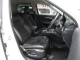 正しい姿勢で運転できるように体幹の腰部をしっかりささえるようデザインされているシートです。素材、シート形状を研究することでフィット感を高めつつ、優れた快適性を実現しています。