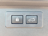 【パワーバックドア】スマートキーや運転席のボタンを押すだけでリアゲートが自動で開閉します!荷物を持っている時や、高い位置にあるバックドアを閉める際に便利な機能です♪