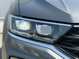 シャープな印象を与えるLEDヘッドライト。高い視認性と省電力を両立し、夜間や雨天時のドライブをしっかりサポート。