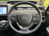 インテリアに合わせたデザインのステアリングは、運転される方のことも考え、運転しやすい形状、大きさです。是非一度、実際に触ってお確かめください。