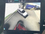 【マルチテレインモニター】車のフロントやサイドのカメラ画像を同時にモニター表示することで、悪路や狭い道を走行時でも周囲の状況確認ができ安心!本格SUVにうれしい装備です♪
