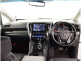 デザインもよく、居心地のよい運転席ですね。分かりやすいスイッチ類ですから操作もしやすく運転をサポートします。ぜひご来店いただき、実際にお座りいただいてステアリングを握ってみてください!