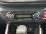 手の届きやすいところで簡単操作ができるオートエアコン。オールシーズンお好みの温度調節ができます。