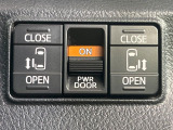 【両側パワースライドドア】スマートキーや運転席のスイッチで後席両側スライドドアの開閉が可能♪電動だから力を入れてドアを開ける必要が無く、小さなお子様でも簡単に開け閉めでき快適です♪