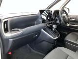 前方の見通しが良いすっきりした視界、誰でも扱いやすく運転できます。疲れにくく安心ドライブを更に快適なものにします!