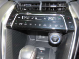左右独立温度コントロールフルオートエアコンです。運転席、助手席それぞれで独立して温度設定ができます。冷え性の方が乗っても安心ですね♪