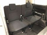 サードシートです。荷物が思ったより多くなった時や、大人数のドライブなど様々なシーンで対応が来ます。片方を畳んで荷物を載せたり、シートアレンジも自由自在。