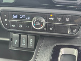 車内環境を自動でコントロールするフルオートエアコン。長距離ドライブも快適です。