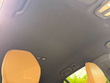 アンバーカラーのレザーシートに組み合わされるチャコールカラーのルーフライニングは車内の雰囲気を引き締めてくれます。もちろん状態も良好です。