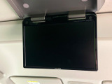 【後席モニター】家族や友人とお出かけする機会が多い方に大人気の後席モニターを装備!見やすい位置に画面がありテレビやDVDの視聴も快適!友達もお子様も、後席にしか乗らなくなるかも??