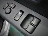 電動格納式リモコンドアミラーとパワーウィンドウのスイッチです。