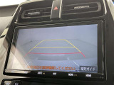 後方の見える安心をお届けするバックガイドモニター付:バックするときのアシストラインもあって楽々バック!車庫入れや縦列駐車をサポートし、苦手な駐車も安心です!今やもう手放せない装備ですネ♪