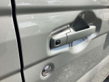 キーをポケットに入れたままでもドアのロック&アンロックができ、雨の日や、荷物の多い日に大活躍!