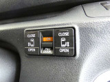 電動スライドドアのスイッチで車内からもスライドドアの開閉ができます。イージークローザー機能で半ドアになることも防止してくれます。