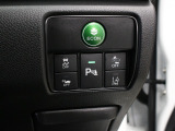 【シティブレーキアクティブシステム】低速走行時、自車が前方の車両のほぼ真後ろから追突する恐れがある時、運転者のブレーキ操作を支援、衝突回避を支援したり衝突の衝撃を軽減する装置です。