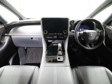 上質で落ち着いた印象のインパネ。視界も広々で運転しやすいです。