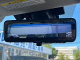 【スマートリヤビューミラー】後席の大きな荷物や同乗者で後方が確認しづらい時でも安心!カメラが撮影した車両後方の映像をルームミラー内に表示。クリアな視界で状況の確認が可能です!