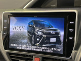 【大画面ナビ】人気の大型10.5インチナビを装備。存在感のある大画面はインパクト大!ナビ利用時のマップ表示は見やすく、テレビやDVDは臨場感がアップ!いつものドライブがグッと楽しくなります♪