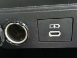 コンソールボックスの中にもタイプC充電ポートと12V電源付いてます!