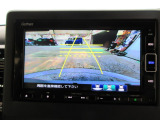 バックカメラの画像です。ガイドラインがスムースな車庫入れをサポートいたします。車庫入れの安心感がアップしますね。